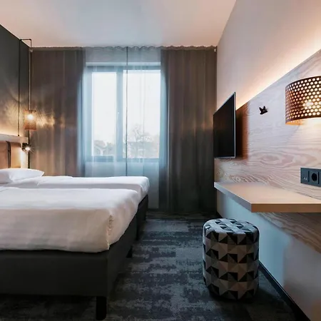 Moxy 3*