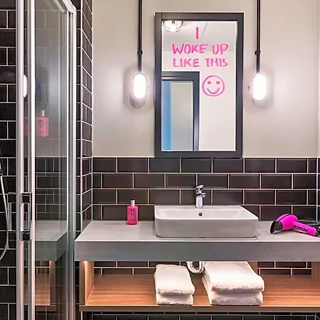 Otel Moxy 3*