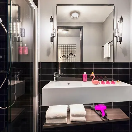 Moxy 3*