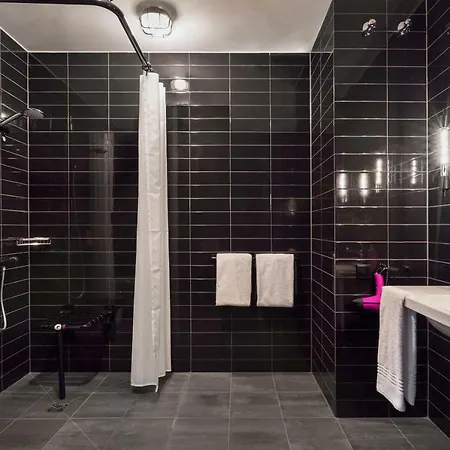 Moxy 3*